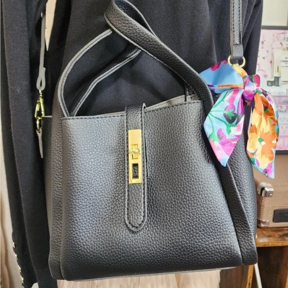 Black Crossbody Vegan Leather Purse - Picture 5 of 6